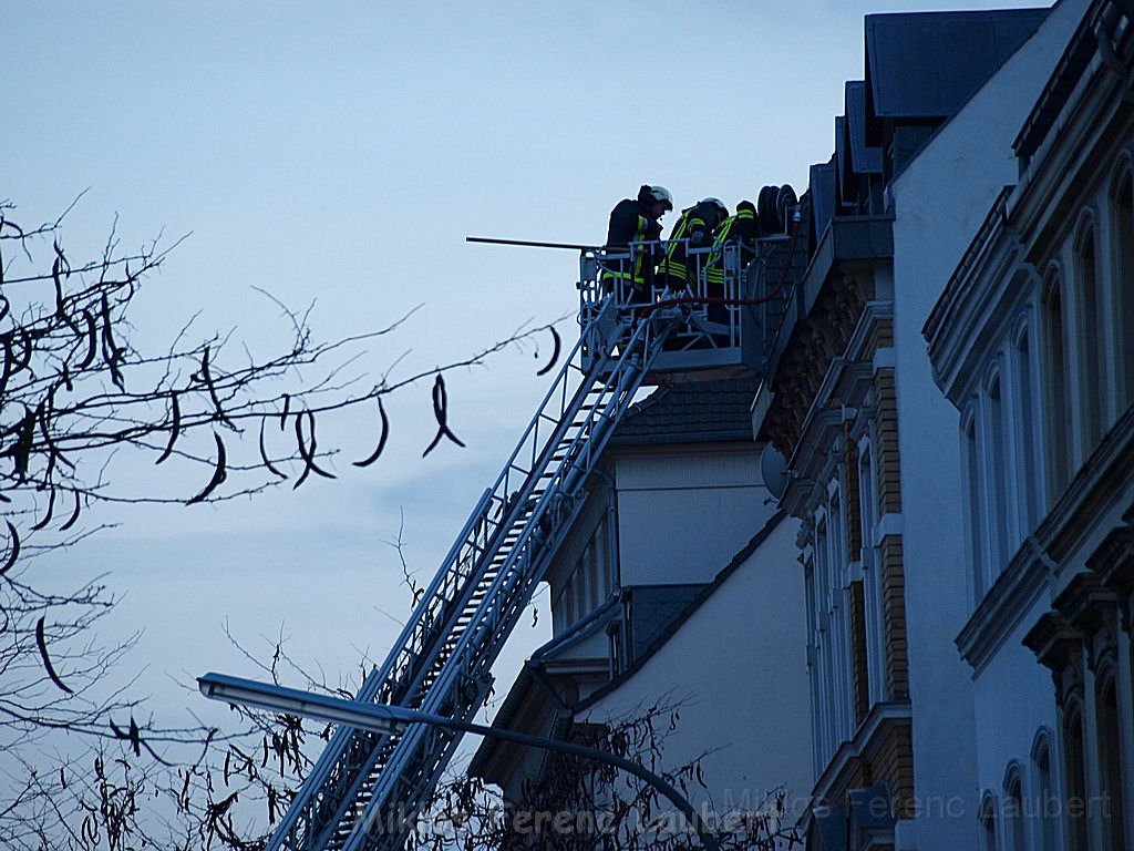 Einsatz Feuerwehr SEK Polizei Koeln Nippes Merheimerstr P165.JPG